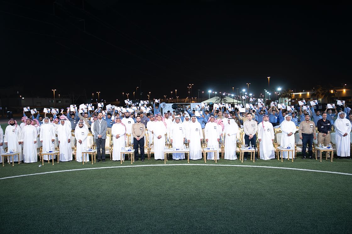 صورة تجمع قيادات الشركة مع الخريجين