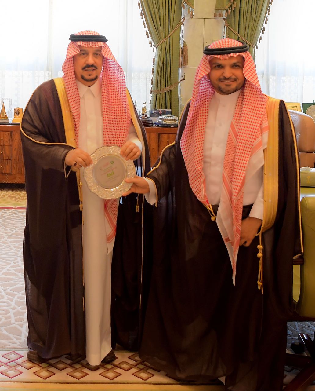 الرشودي يتسلم تكريم شركة زين من أمير منطقة الرياض