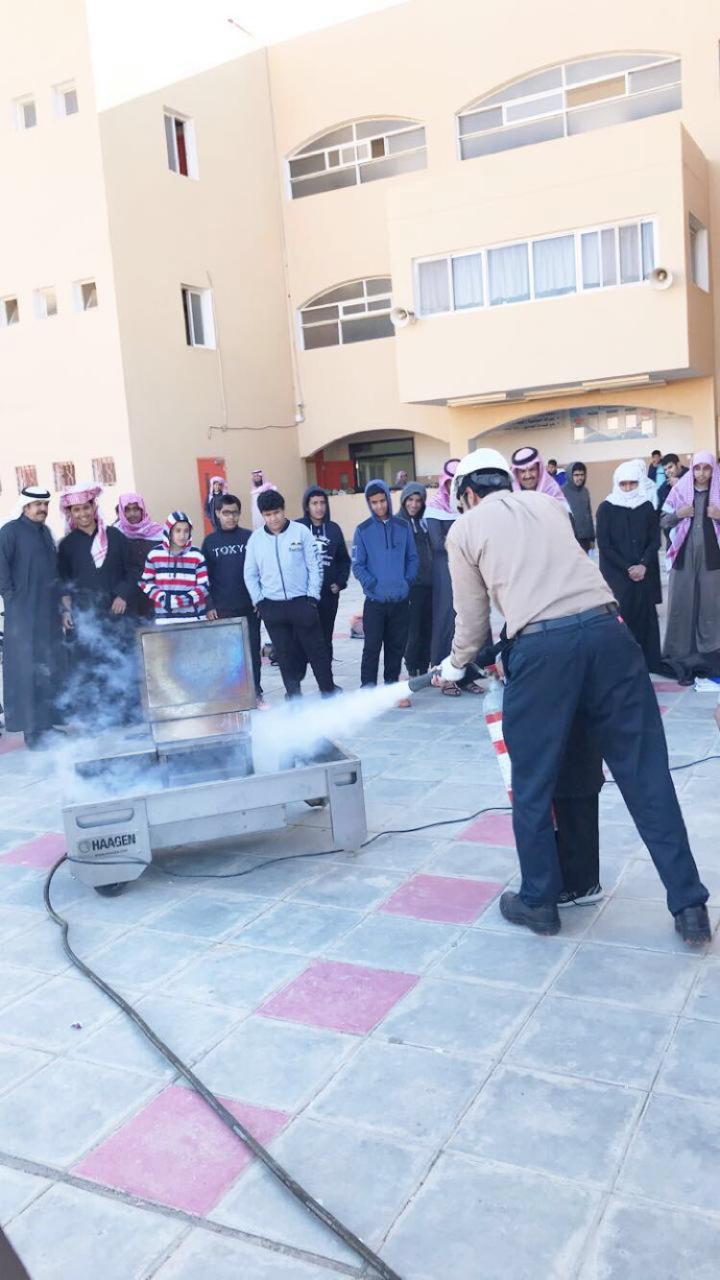 وتدريبهم على كيفية استخدام طفايات الحريق وانواعها