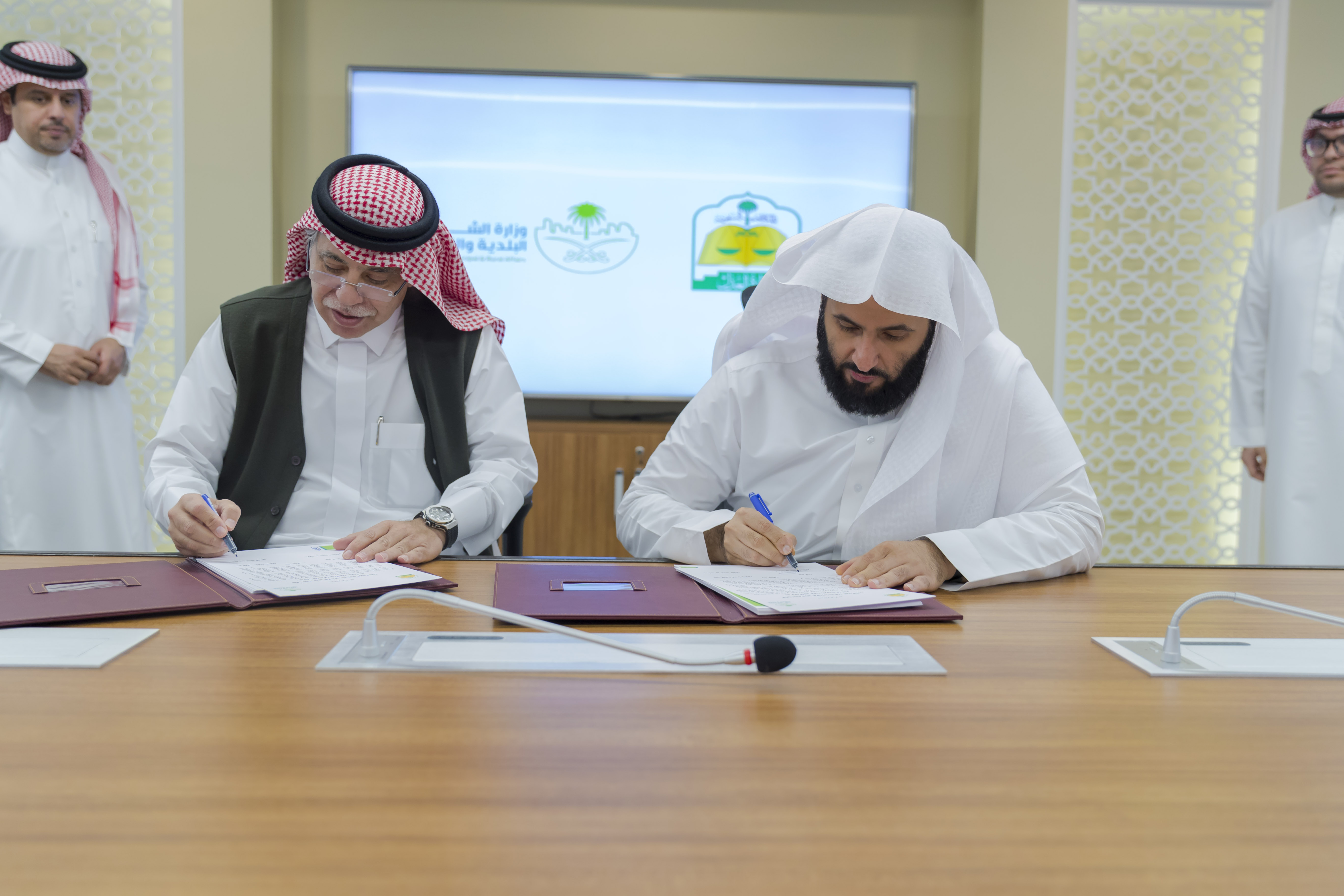 الوزيران الصمعاني والقصبي خلال توقيع الاتفاقية