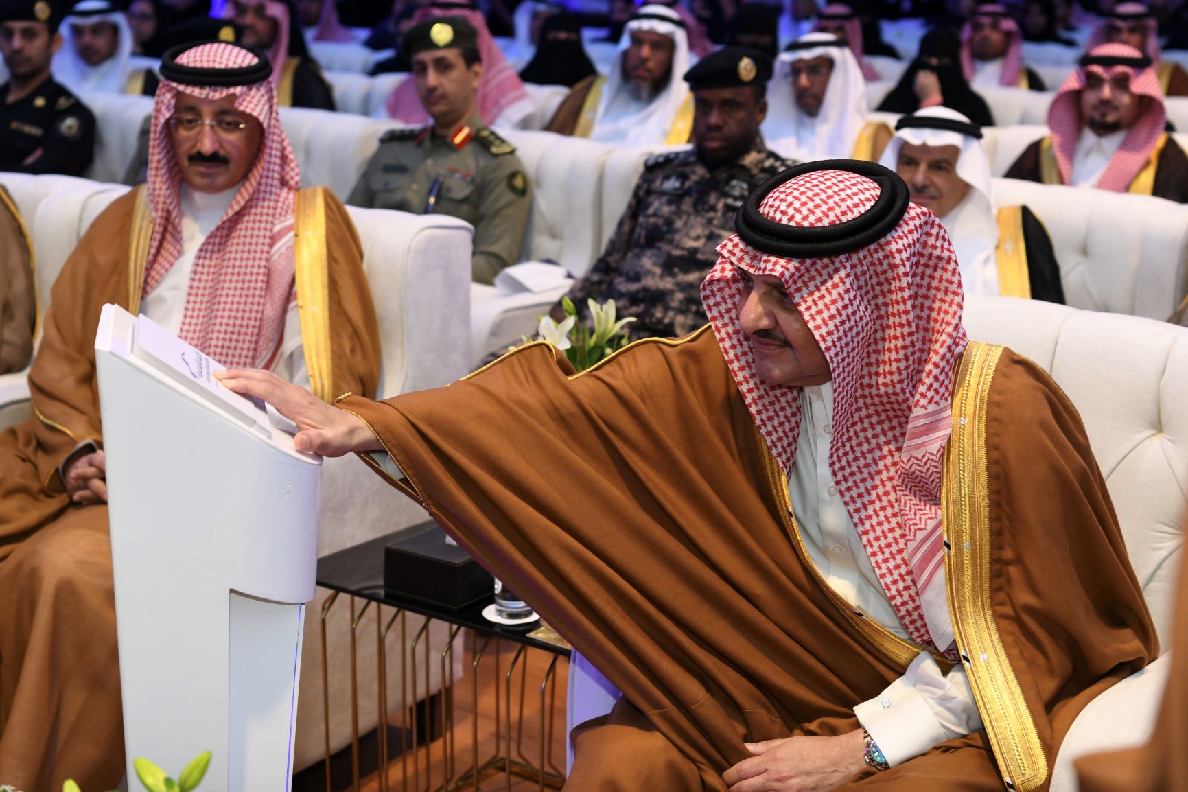 أمير المنطقة يدشن أكاديمية الشرقية للسياقة