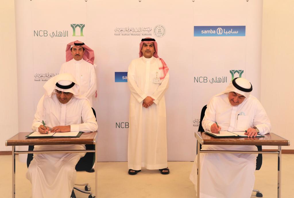 من اليمين عمار الخضيري وسعيد الغامدي خلال توقيع الاتفاقية