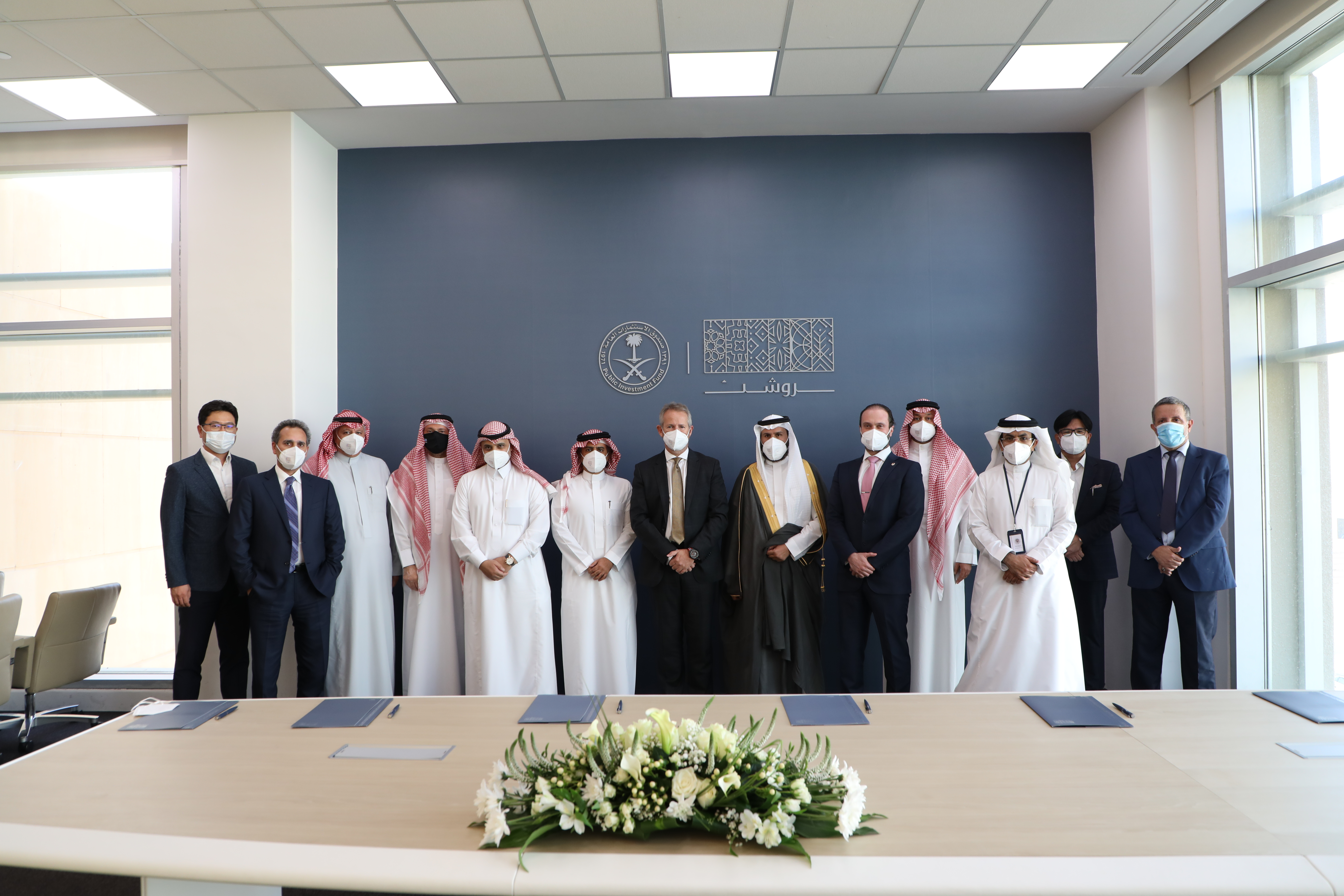 مدراء الشركات التي تم التوقيع معها، يتوسطهم ديفيد جروفر، الرئيس التنفيذي لمجموعة روشن